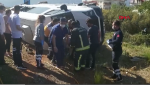 Antalya'da üniversite personel servisi ile otomobil çarpıştı