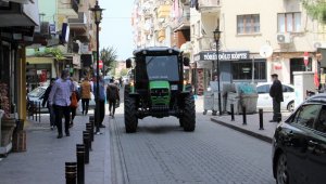 Arkadaşlarına kızdı, otomobilini satıp traktör aldı