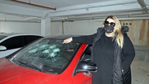 Babasının Rus kız arkadaşının aracını parçaladı