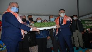 Bakan Pakdemirli üreticilere fidan ve tohum dağıttı