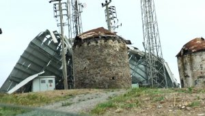 Bodrum'daki fırtına tonlarca ağırlıktaki çatıyı metrelerce uçurdu