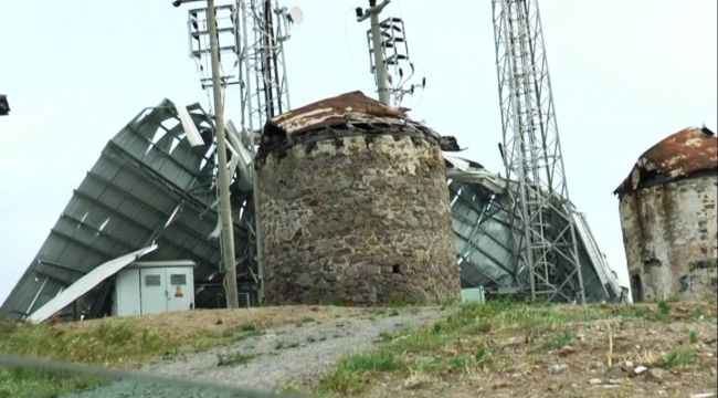 Bodrum'daki fırtına tonlarca ağırlıktaki çatıyı metrelerce uçurdu