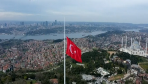 Çamlıca Tepesi'nde dev Türk bayrağı 