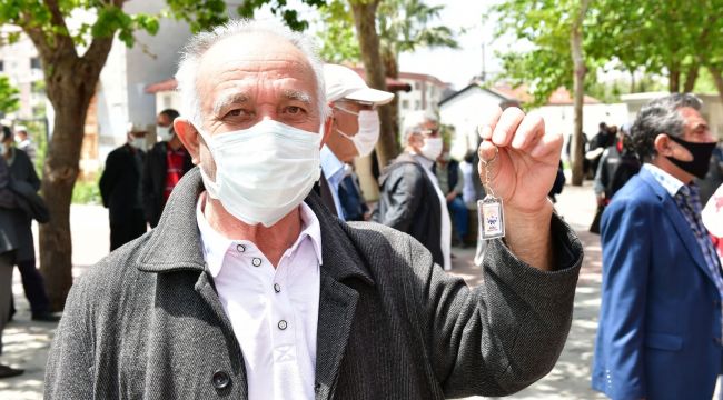 Çiğli'de vatandaşlara HES kodlu anahtarlık dağıtıldı