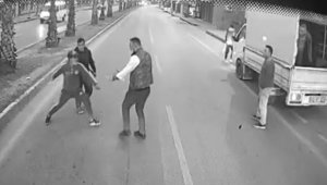 Dayak yiyen kadını kurtarmak için hayatını hiçe saydı