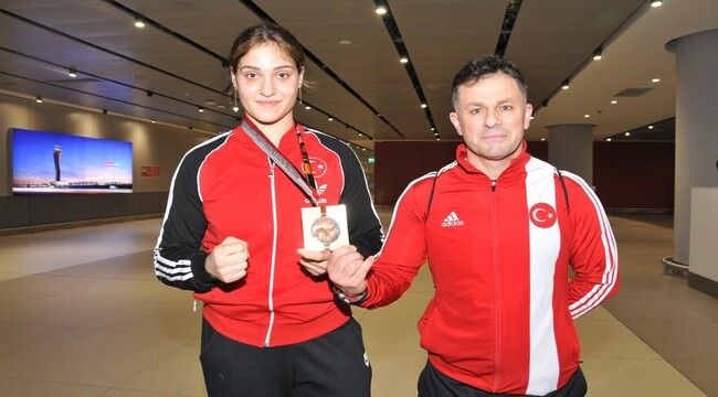 Dünya şampiyonu milli boksör Büşra Işıldar yurda döndü