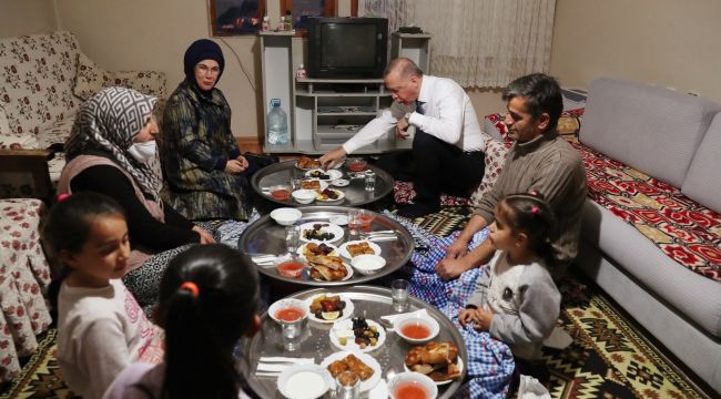 Erdoğan çifti, iftarda bir vatandaşın evine konuk oldu