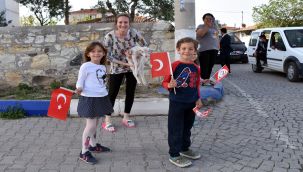 Foça'da 23 Nisan kutlama turunda büyük coşku