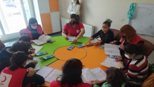 Gönüllü gençler çocukların yüzünü güldürüyor