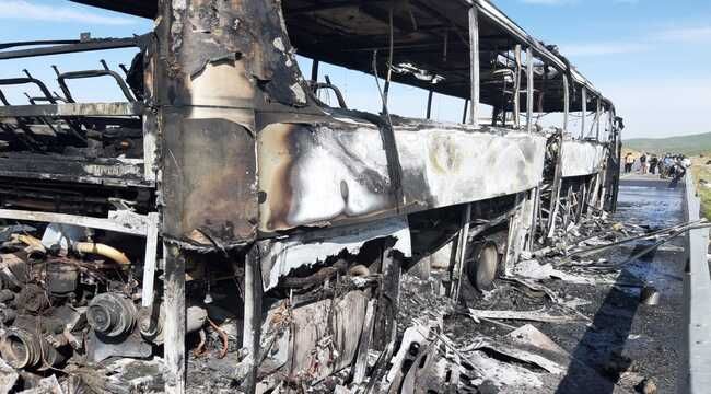 Hareket halindeki yolcu otobüsü alev alev yandı