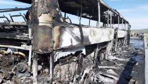 Hareket halindeki yolcu otobüsü alev alev yandı