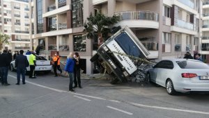 İki aracı biçti, istinat duvarını yıktı