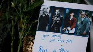 İngiltere'de Prens Philip için bayraklar yarıya indirildi