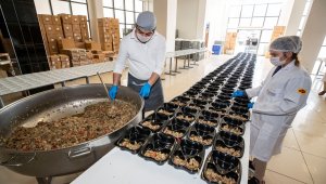 İzmir Büyükşehir Belediyesi 400 bin kişilik iftar yemeği dağıtacak