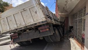 İzmir'de kamyon evin duvarına çarparak durabildi