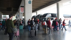 İzmir Otogarı'nda tam kapanma hareketliliği