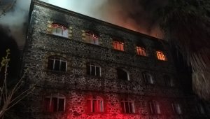 İzmir'de 4 katlı tarihi binada yangın