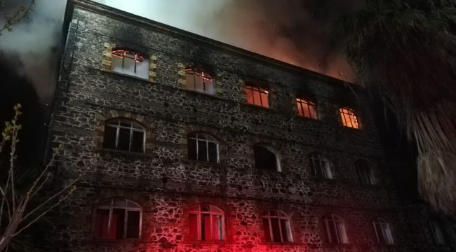 İzmir'de 4 katlı tarihi binada yangın