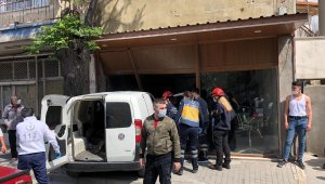 İzmir'de araç berber dükkanına daldı