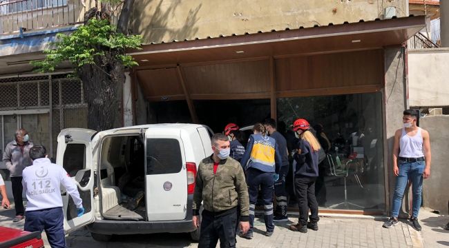 İzmir'de araç berber dükkanına daldı