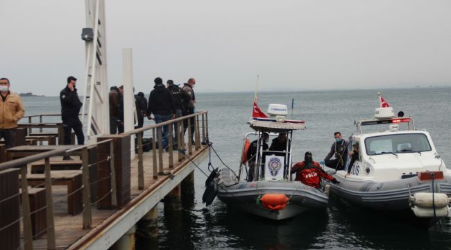 İzmir'de balıkçı oltasına 'ceset' takıldı