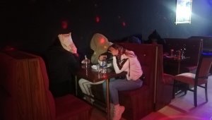 İzmir'de baskın yapılan eğlence mekanı mühürlendi