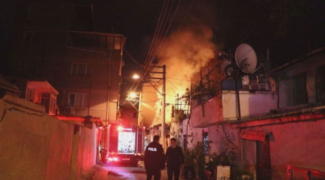 İzmir'de ev alev alev yandı: 1 yaralı
