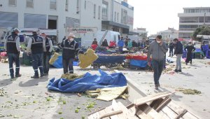 İzmir'de facianın eşiğinden dönüldü! Çatı, pazaryerinin üstüne düştü