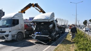 İzmir'de iki tır çarpıştı: 1 ölü