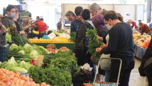 İzmir'de Ramazan öncesi pazarlarda yoğunluk