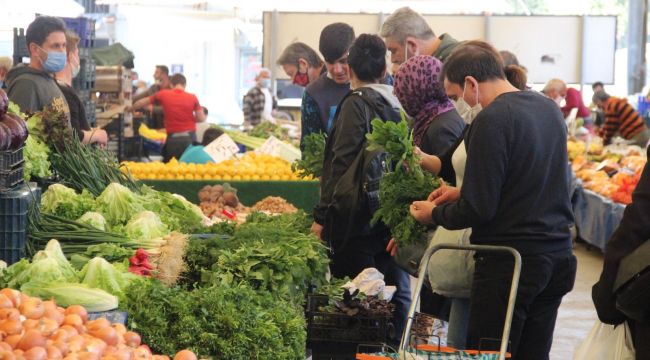 İzmir'de Ramazan öncesi pazarlarda yoğunluk