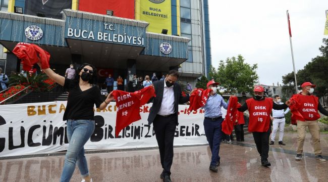 İzmir'de tam kapanma öncesi erken 1 Mayıs kutlaması