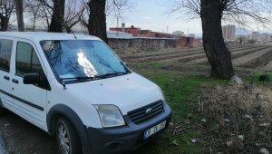 Kadını 15 yerinden bıçaklayıp yol kenarına attılar