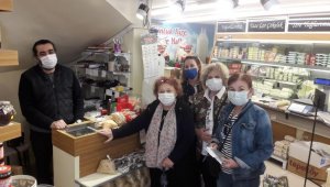 Kadınlar 20 ailenin bakkal borcunu ödedi