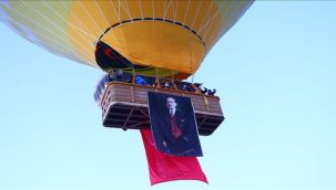 Kapadokya'da balonlar Türk bayrakları ve Atatürk posteri ile uçtu