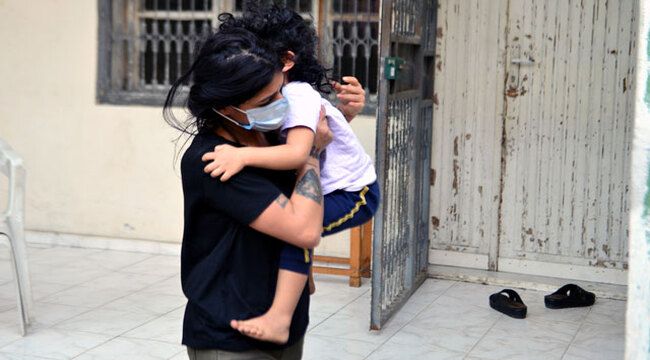 Kapıyı üzerine kilitlediği kızını itfaiye kurtardı