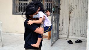 Kapıyı üzerine kilitlediği kızını itfaiye kurtardı