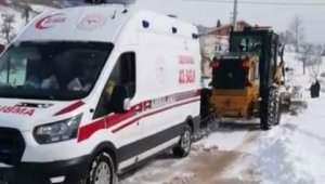 Kara saplanan ambulansın imdadına iş makinesi yetişti