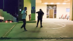 Karantinadan kaçtı, polisin yüzüne tükürdü