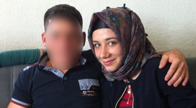 Karısını öldüren saldırganın üzerine atladı