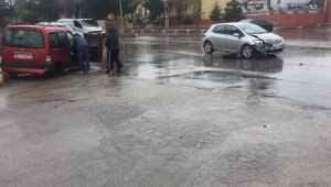 Kısıtlama saatinde 2 araç kavşakta bir birine girdi