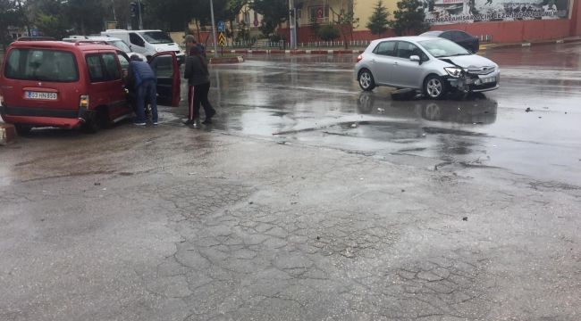 Kısıtlama saatinde 2 araç kavşakta bir birine girdi