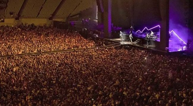 Korona yasakları kalktı, 50 bin kişilik konser düzenlendi!