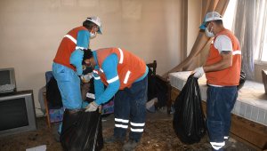 Kuşadası'ndaki çöp evden 6 kamyon atık çıkarıldı