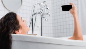 Küvete şarja takılı telefonla giren genç kız elektrik akımına kapılarak öldü