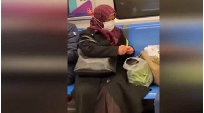 Metroda fasulye ayıklayan teyze vatandaşların ilgi odağı oldu