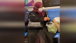 Metroda fasulye ayıklayan teyze vatandaşların ilgi odağı oldu