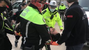 Motosikletli polis memuru ile kamyonet çarpıştı