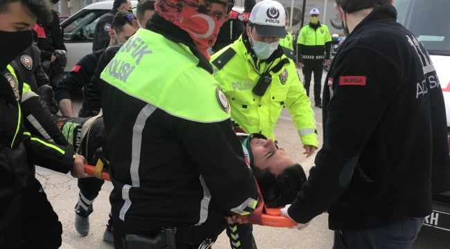 Motosikletli polis memuru ile kamyonet çarpıştı