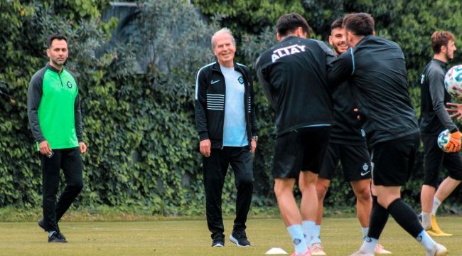 Mustafa Denizli, Altay'da ilk antrenmanına çıktı